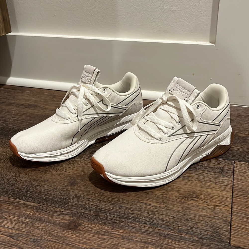 Reebok Reserve SIZE 9 NEVER WORN